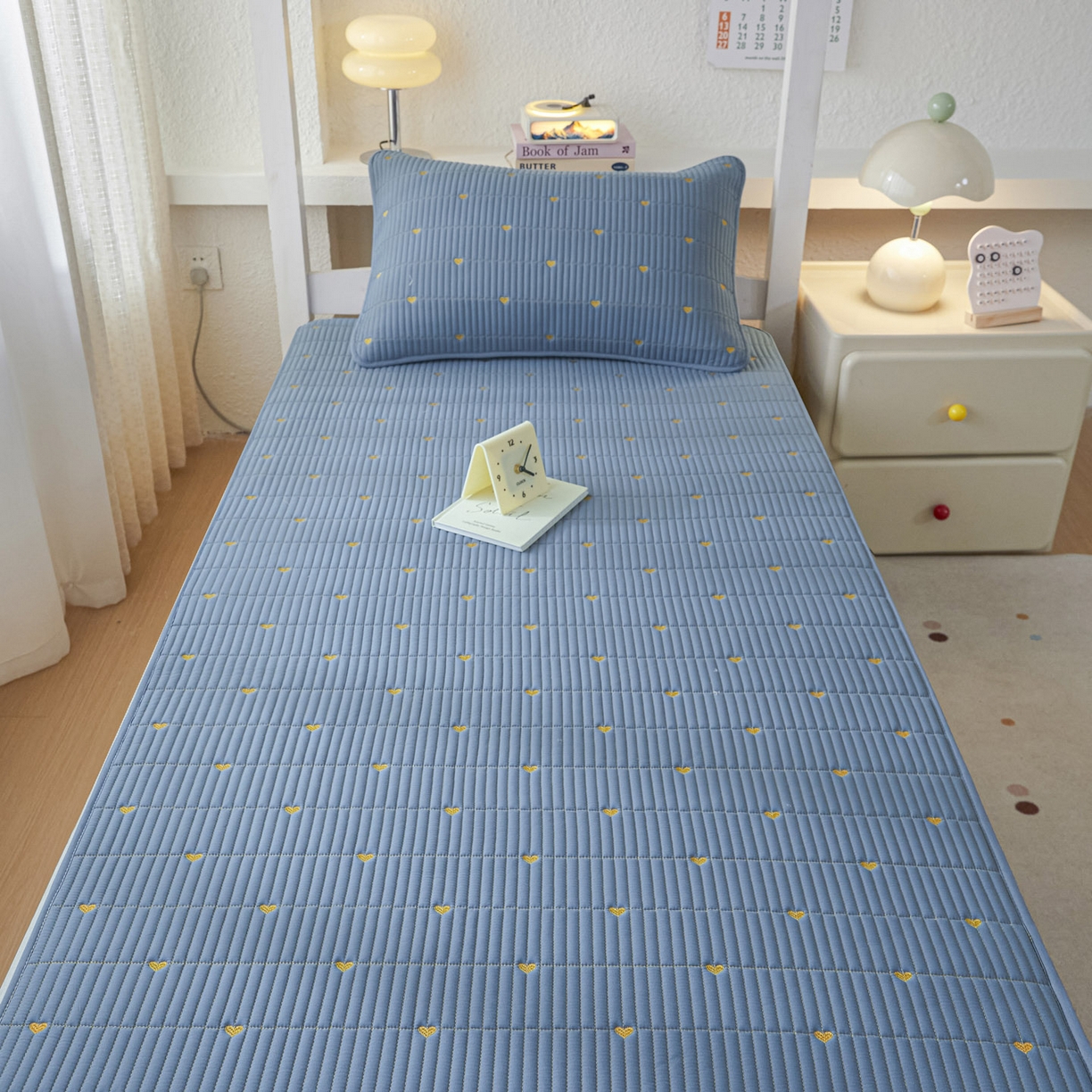 91家纺网 家纺一手货源 找家纺 芬晴家纺 2025春夏新款A类大豆夹棉学生床笠单床笠床笠单件-繁星-爱心系列 爱心-雾蓝