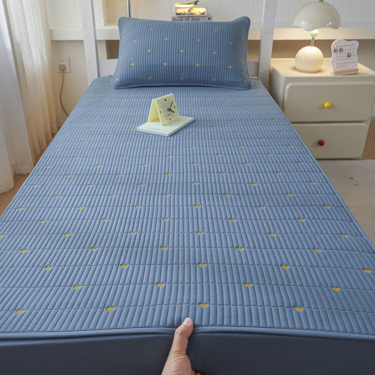 91家纺网 家纺一手货源 找家纺 芬晴家纺 2025春夏新款A类大豆夹棉学生床笠单床笠床笠单件-繁星-爱心系列 爱心-雾蓝