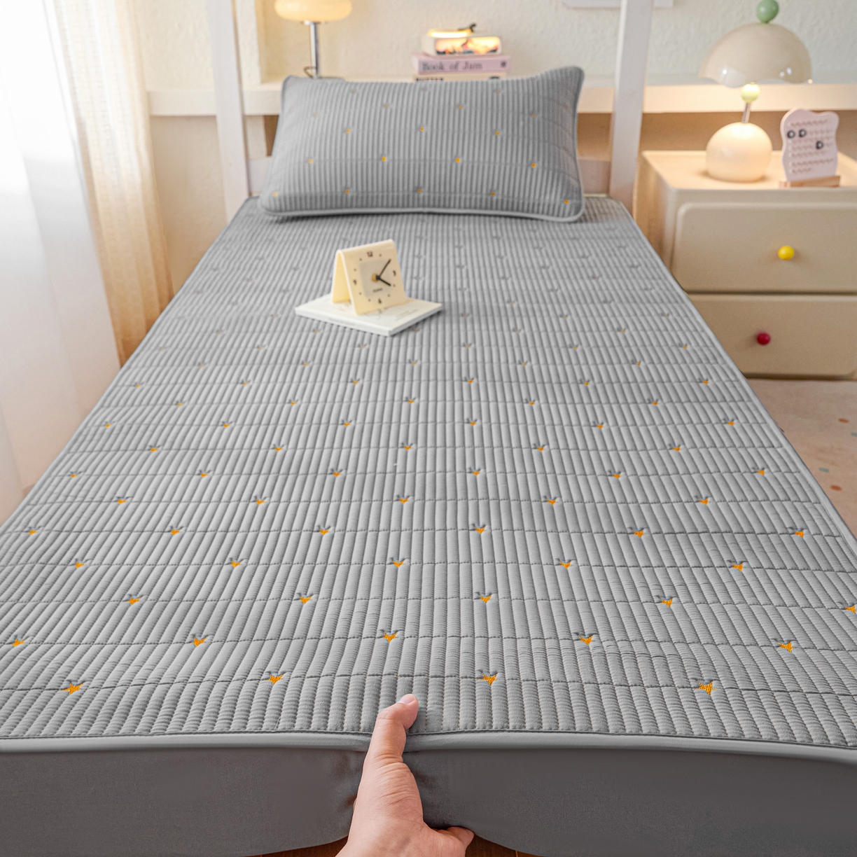 91家纺网 家纺一手货源 找家纺 芬晴家纺 2025春夏新款A类大豆夹棉学生床笠单床笠床笠单件-繁星-爱心系列 繁星-星灰