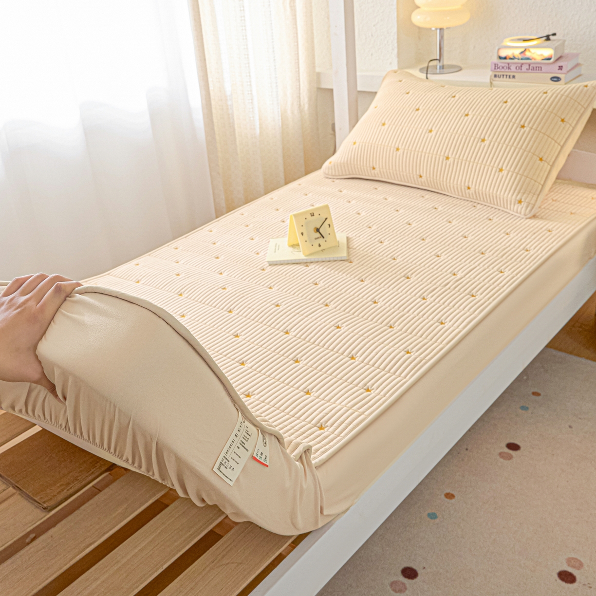 91家纺网 家纺一手货源 找家纺 芬晴家纺 2025春夏新款A类大豆夹棉学生床笠单床笠床笠单件-繁星-爱心系列 繁星-卡其