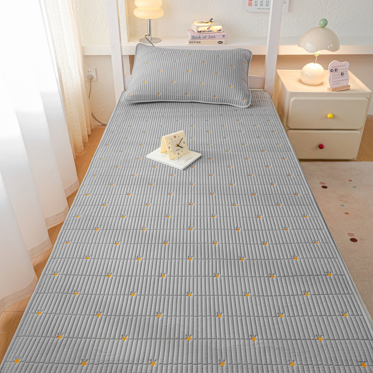 91家纺网 家纺一手货源 找家纺 芬晴家纺 2025春夏新款A类大豆夹棉学生床笠单床笠床笠单件-繁星-爱心系列 繁星-星灰