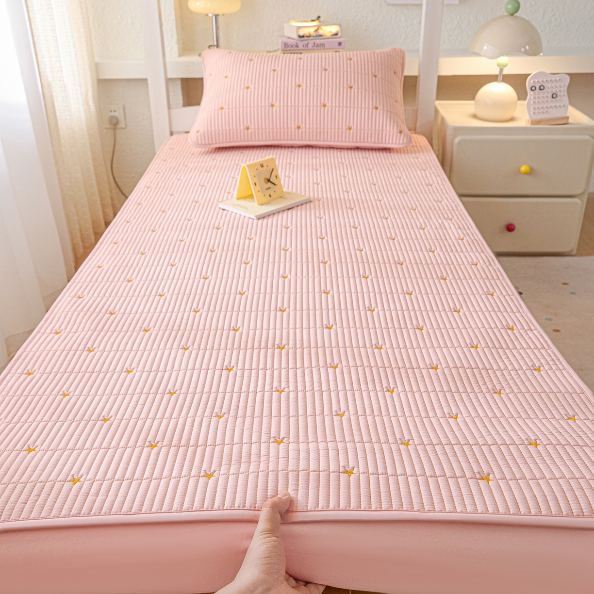 91家纺网 家纺一手货源 找家纺 芬晴家纺 2025春夏新款A类大豆夹棉学生床笠单床笠床笠单件-繁星-爱心系列 繁星-豆沙粉