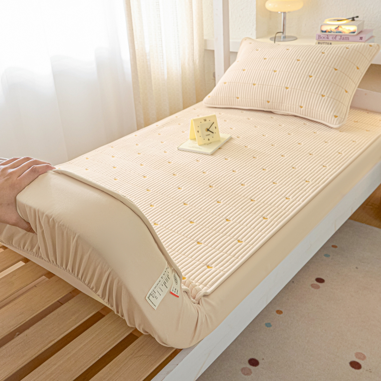 91家纺网 家纺一手货源 找家纺 芬晴家纺 2025春夏新款A类大豆夹棉学生床笠单床笠床笠单件-繁星-爱心系列 爱心-卡其