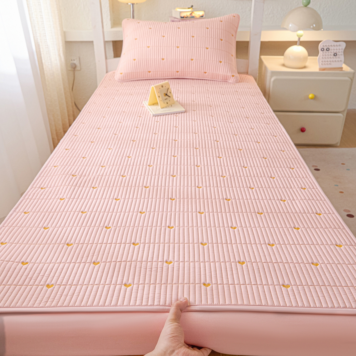 91家纺网 家纺一手货源 找家纺 芬晴家纺 2025春夏新款A类大豆夹棉学生床笠单床笠床笠单件-繁星-爱心系列 爱心-豆沙粉