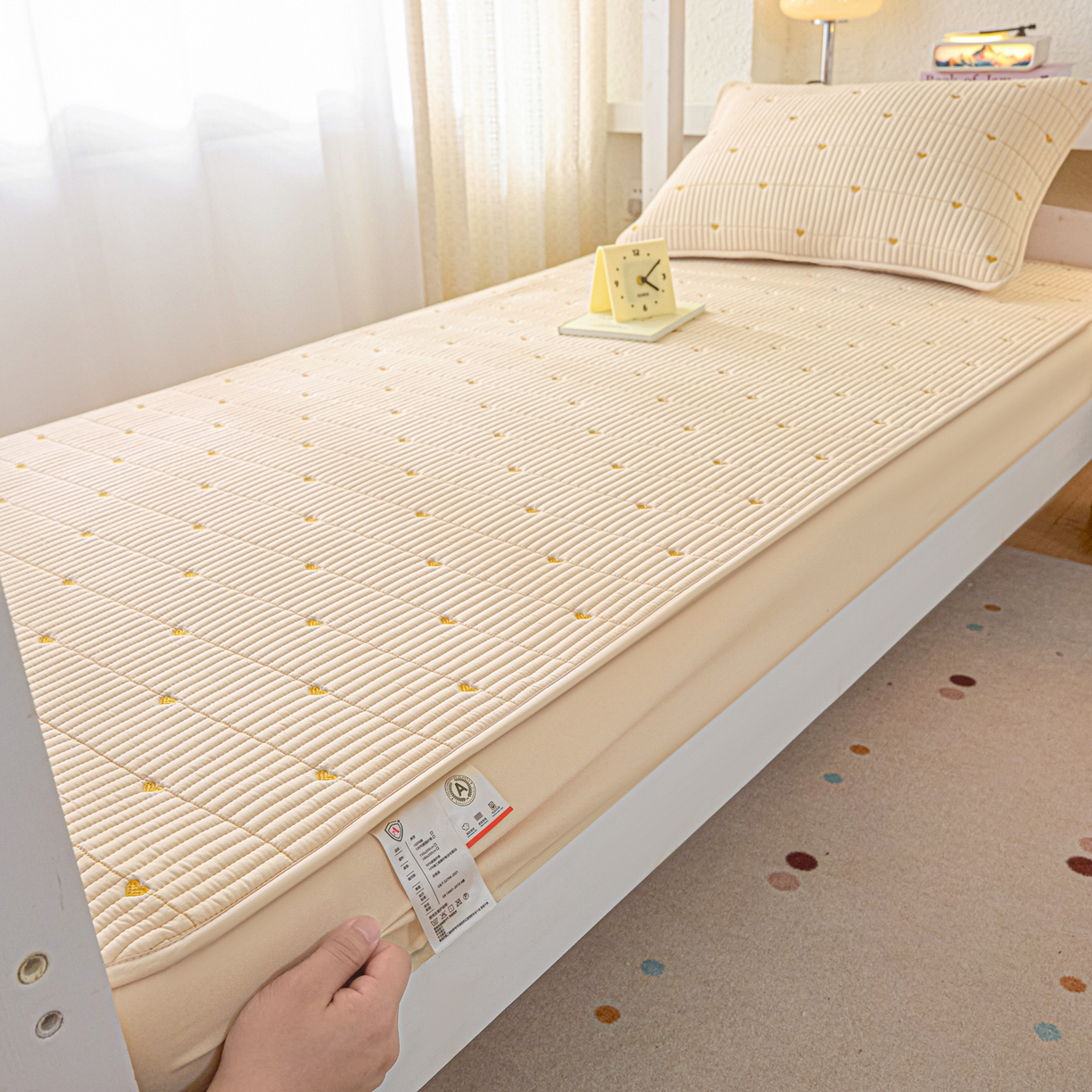 91家纺网 家纺一手货源 找家纺 芬晴家纺 2025春夏新款A类大豆夹棉学生床笠单床笠床笠单件-繁星-爱心系列 爱心-卡其