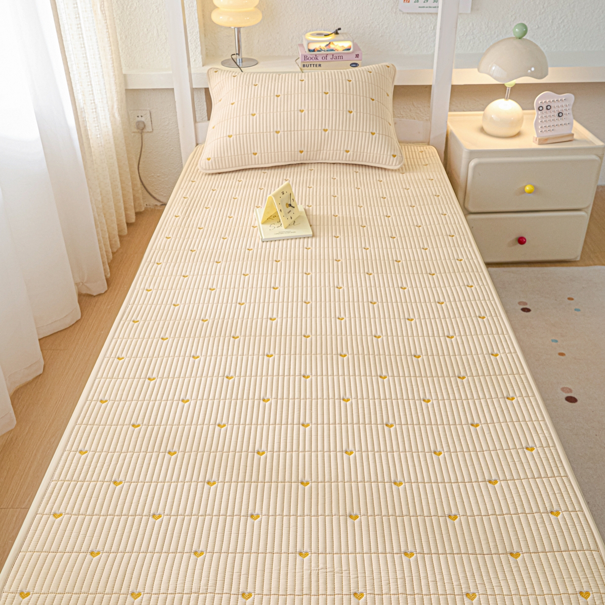 91家纺网 家纺一手货源 找家纺 芬晴家纺 2025春夏新款A类大豆夹棉学生床笠单床笠床笠单件-繁星-爱心系列 爱心-卡其