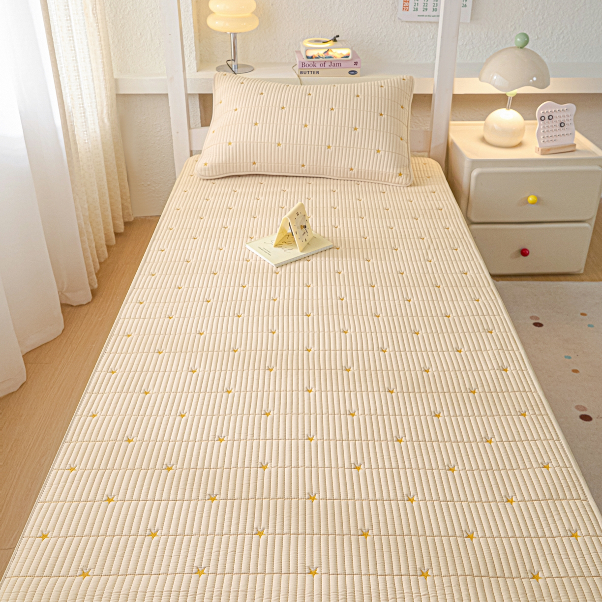 91家纺网 家纺一手货源 找家纺 芬晴家纺 2025春夏新款A类大豆夹棉学生床笠单床笠床笠单件-繁星-爱心系列 繁星-卡其