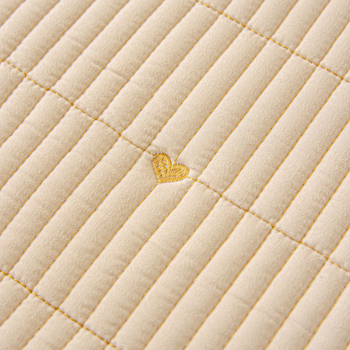 91家纺网 家纺一手货源 找家纺 芬晴家纺 2025春夏新款A类大豆夹棉学生床笠单床笠床笠单件-繁星-爱心系列 爱心-卡其