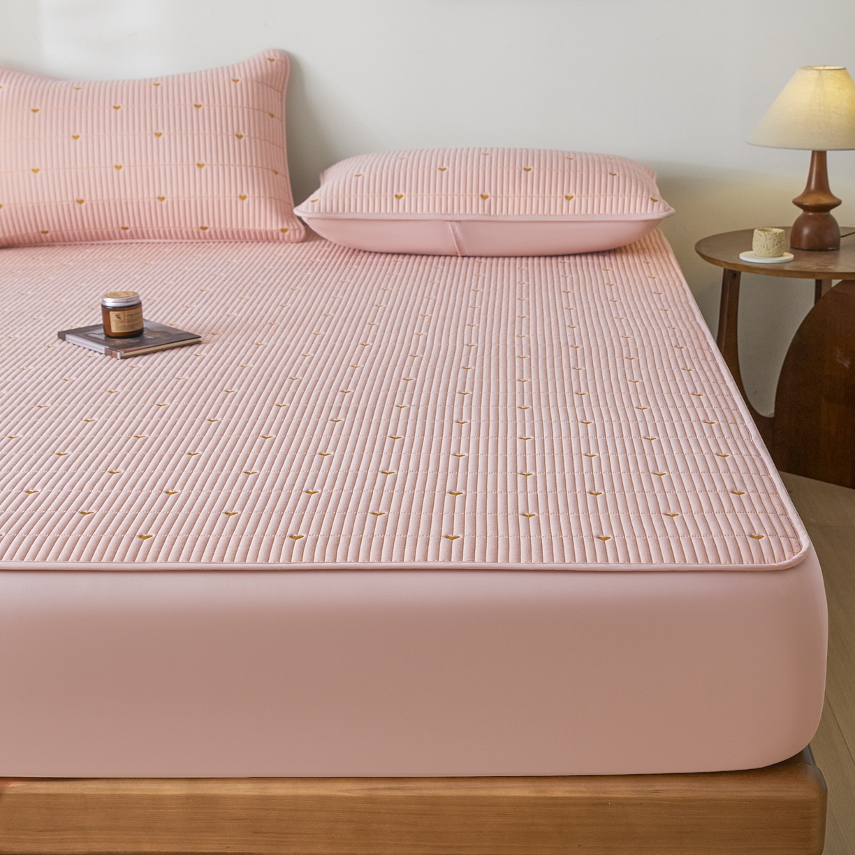 91家纺网 家纺一手货源 找家纺 芬晴家纺 2025新款A类大豆夹棉爱心防水床笠单床笠床笠单件 爱心-豆沙粉