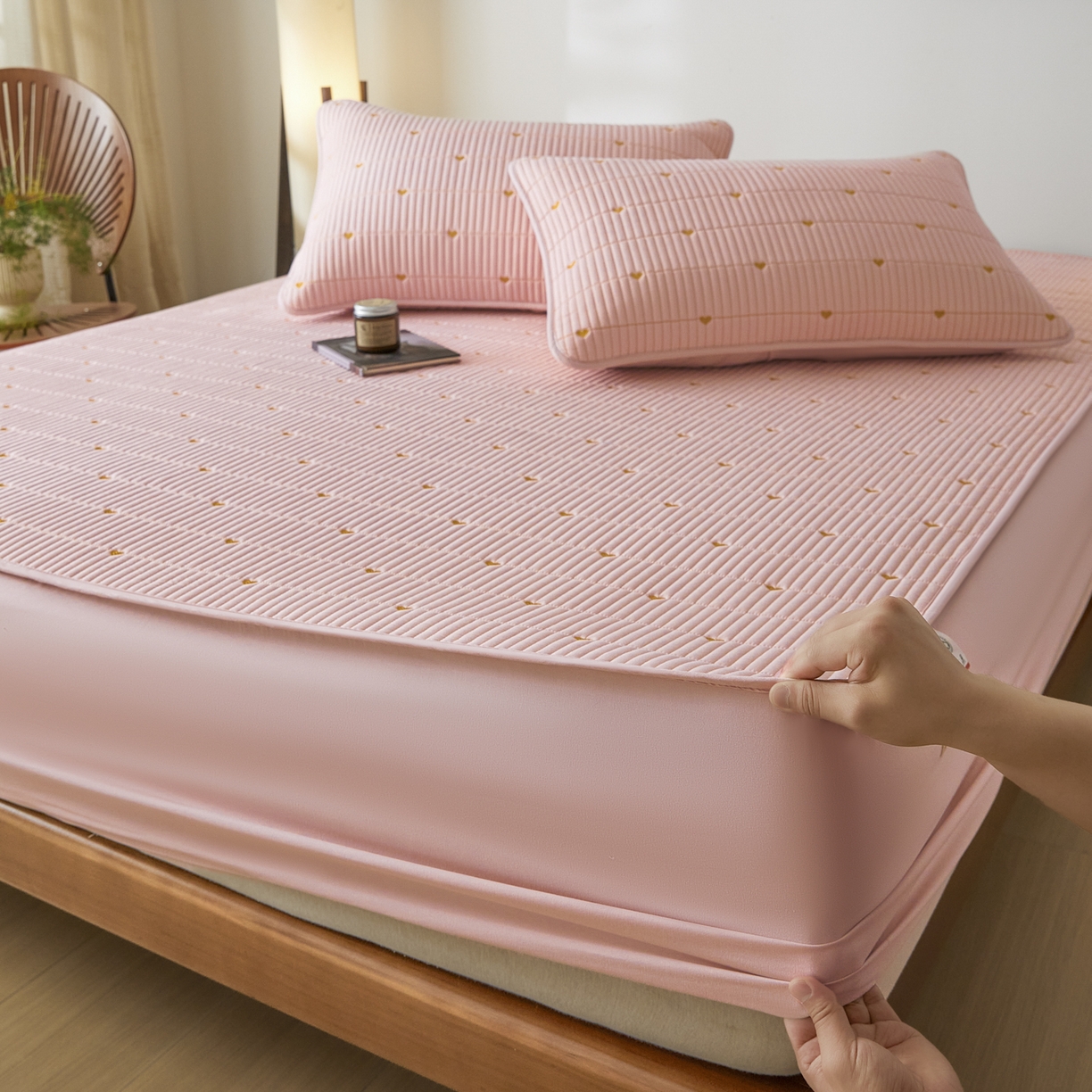 91家纺网 家纺一手货源 找家纺 芬晴家纺 2025新款A类大豆夹棉爱心防水床笠单床笠床笠单件 爱心-豆沙粉
