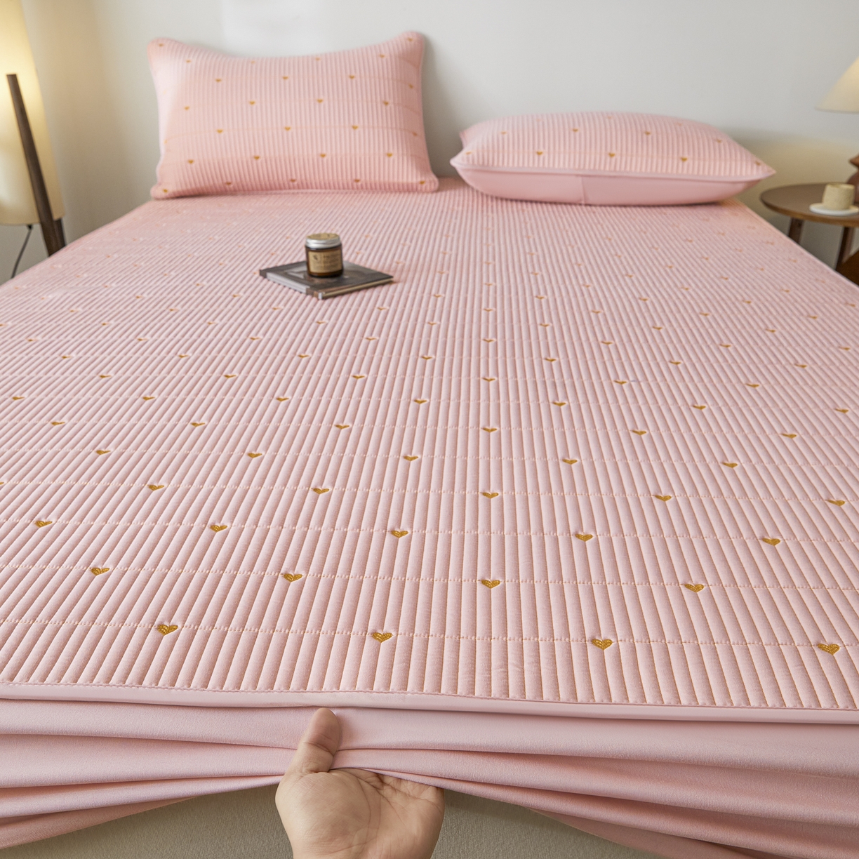 91家纺网 家纺一手货源 找家纺 芬晴家纺 2025新款A类大豆夹棉爱心防水床笠单床笠床笠单件 爱心-豆沙粉