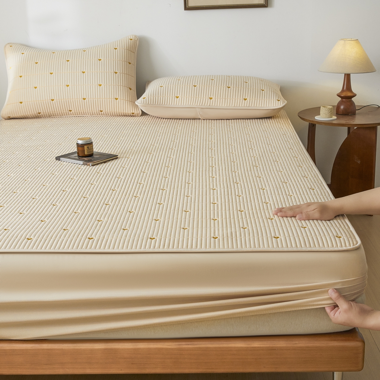 91家纺网 家纺一手货源 找家纺 芬晴家纺 2025新款A类大豆夹棉爱心防水床笠单床笠床笠单件 爱心-卡其