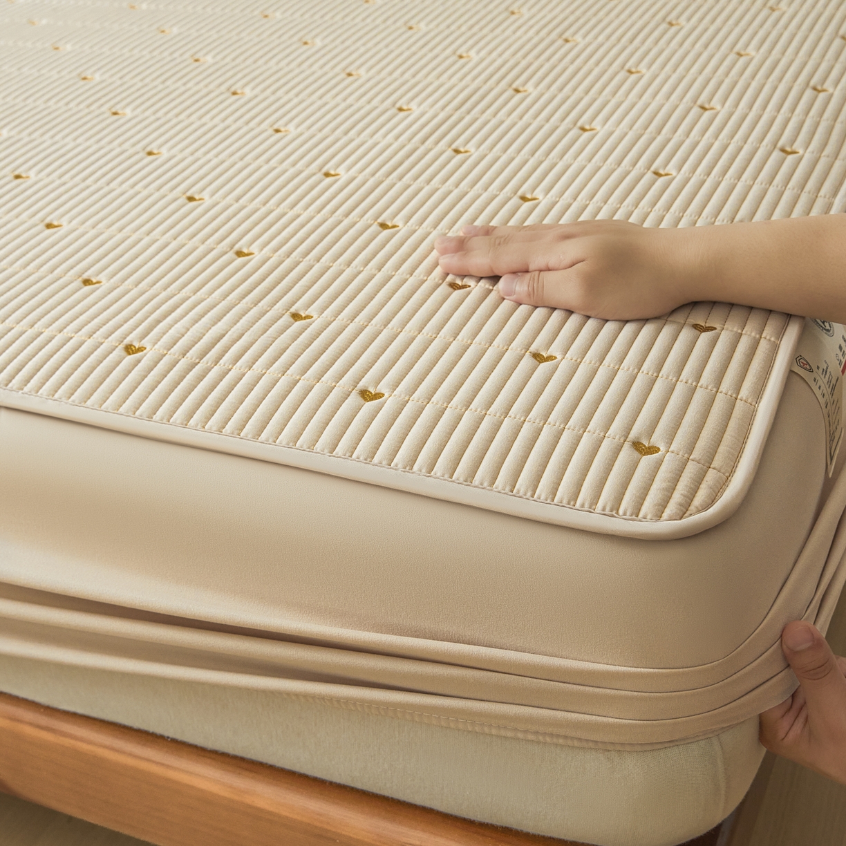 91家纺网 家纺一手货源 找家纺 芬晴家纺 2025新款A类大豆夹棉爱心防水床笠单床笠床笠单件 爱心-卡其