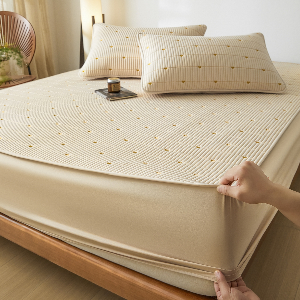 91家纺网 家纺一手货源 找家纺 芬晴家纺 2025新款A类大豆夹棉爱心防水床笠单床笠床笠单件 爱心-卡其