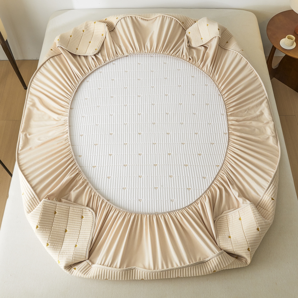 91家纺网 家纺一手货源 找家纺 芬晴家纺 2025新款A类大豆夹棉爱心防水床笠单床笠床笠单件 爱心-卡其