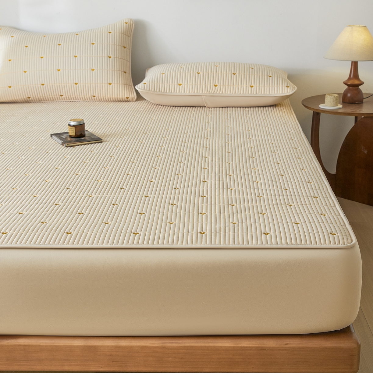 91家纺网 家纺一手货源 找家纺 芬晴家纺 2025新款A类大豆夹棉爱心防水床笠单床笠床笠单件 爱心-卡其