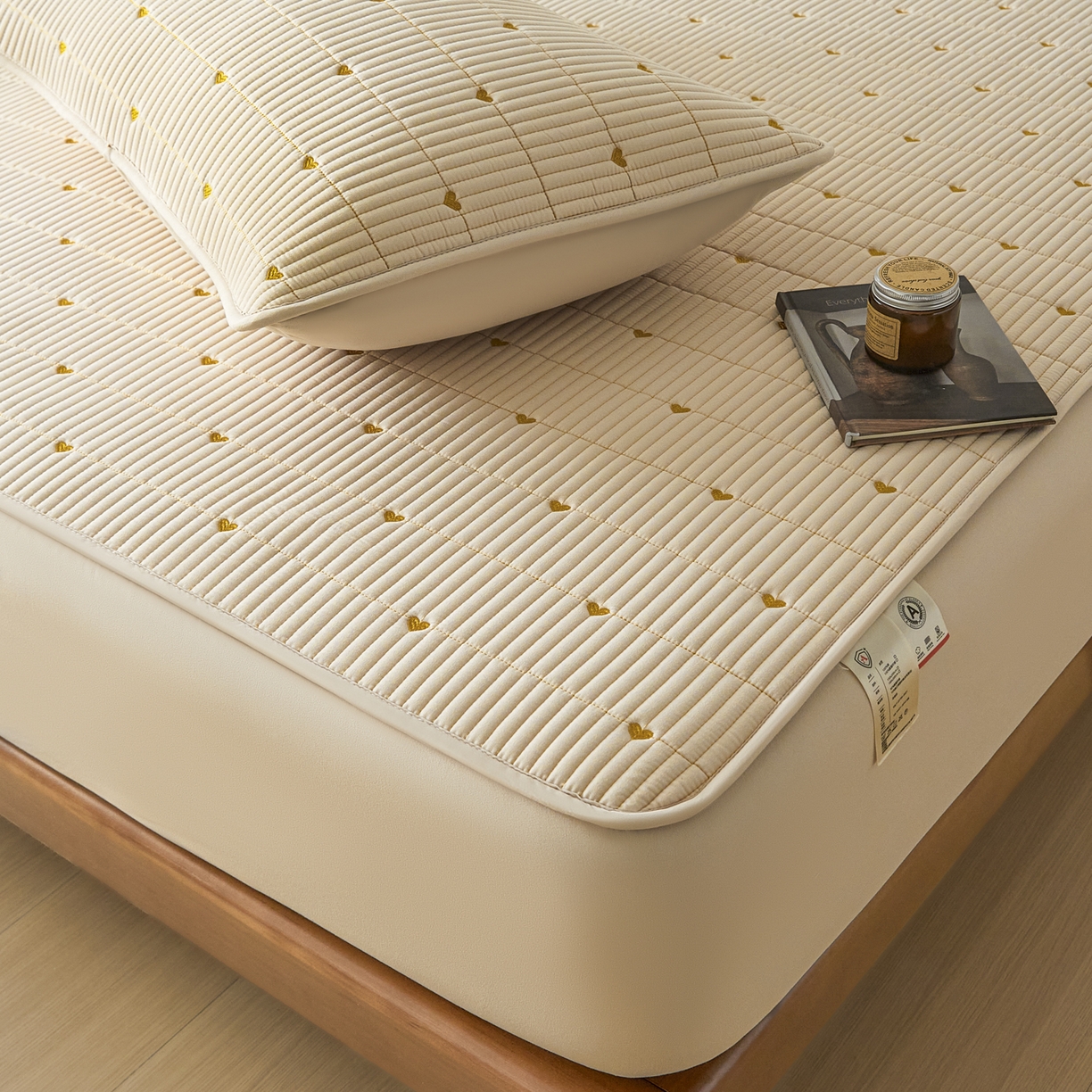 91家纺网 家纺一手货源 找家纺 芬晴家纺 2025新款A类大豆夹棉爱心防水床笠单床笠床笠单件 爱心-卡其