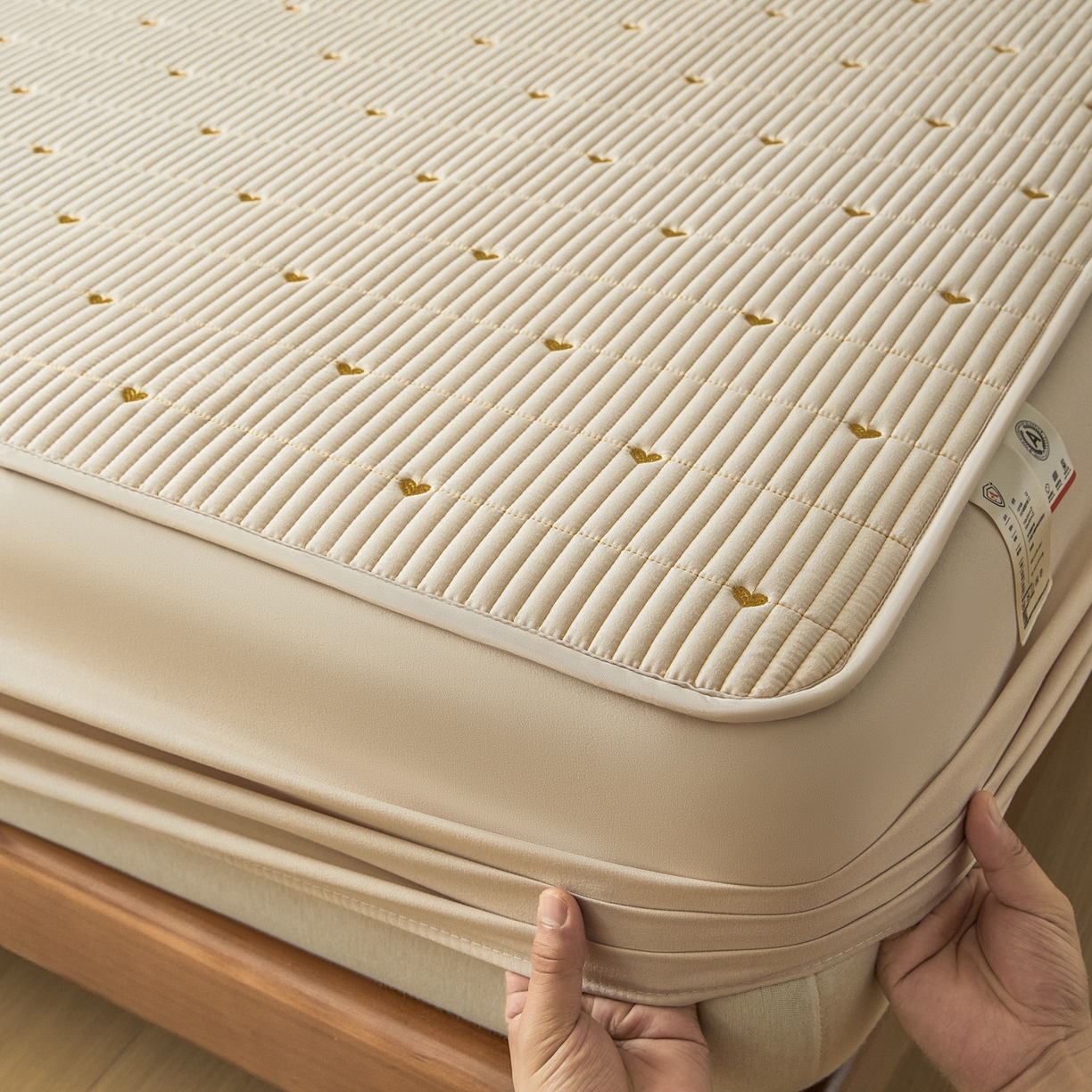 91家纺网 家纺一手货源 找家纺 芬晴家纺 2025新款A类大豆夹棉爱心防水床笠单床笠床笠单件 爱心-卡其