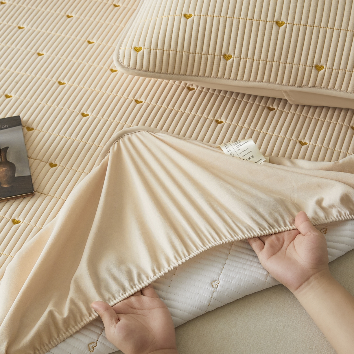 91家纺网 家纺一手货源 找家纺 芬晴家纺 2025新款A类大豆夹棉爱心防水床笠单床笠床笠单件 爱心-卡其