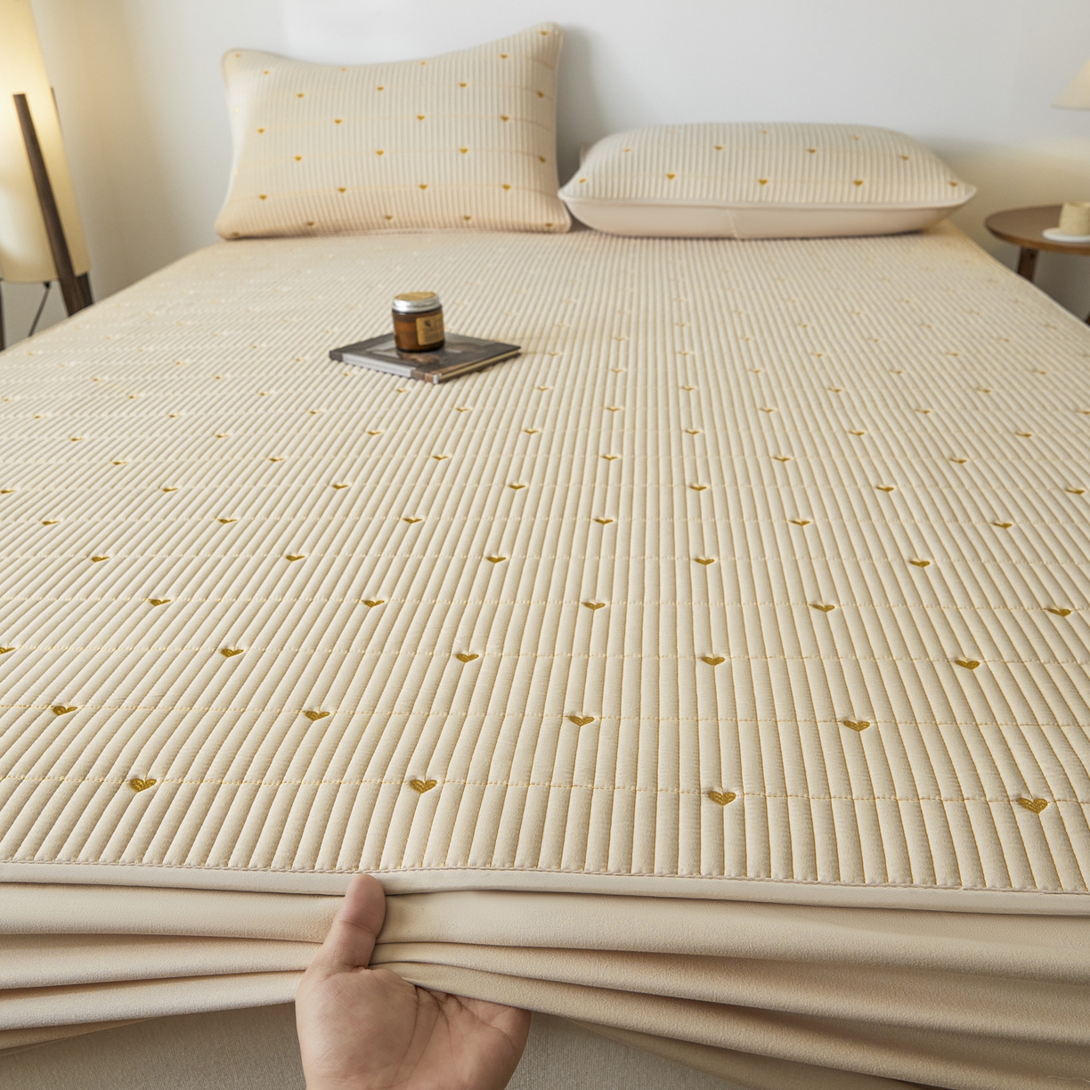 91家纺网 家纺一手货源 找家纺 芬晴家纺 2025新款A类大豆夹棉爱心防水床笠单床笠床笠单件 爱心-卡其