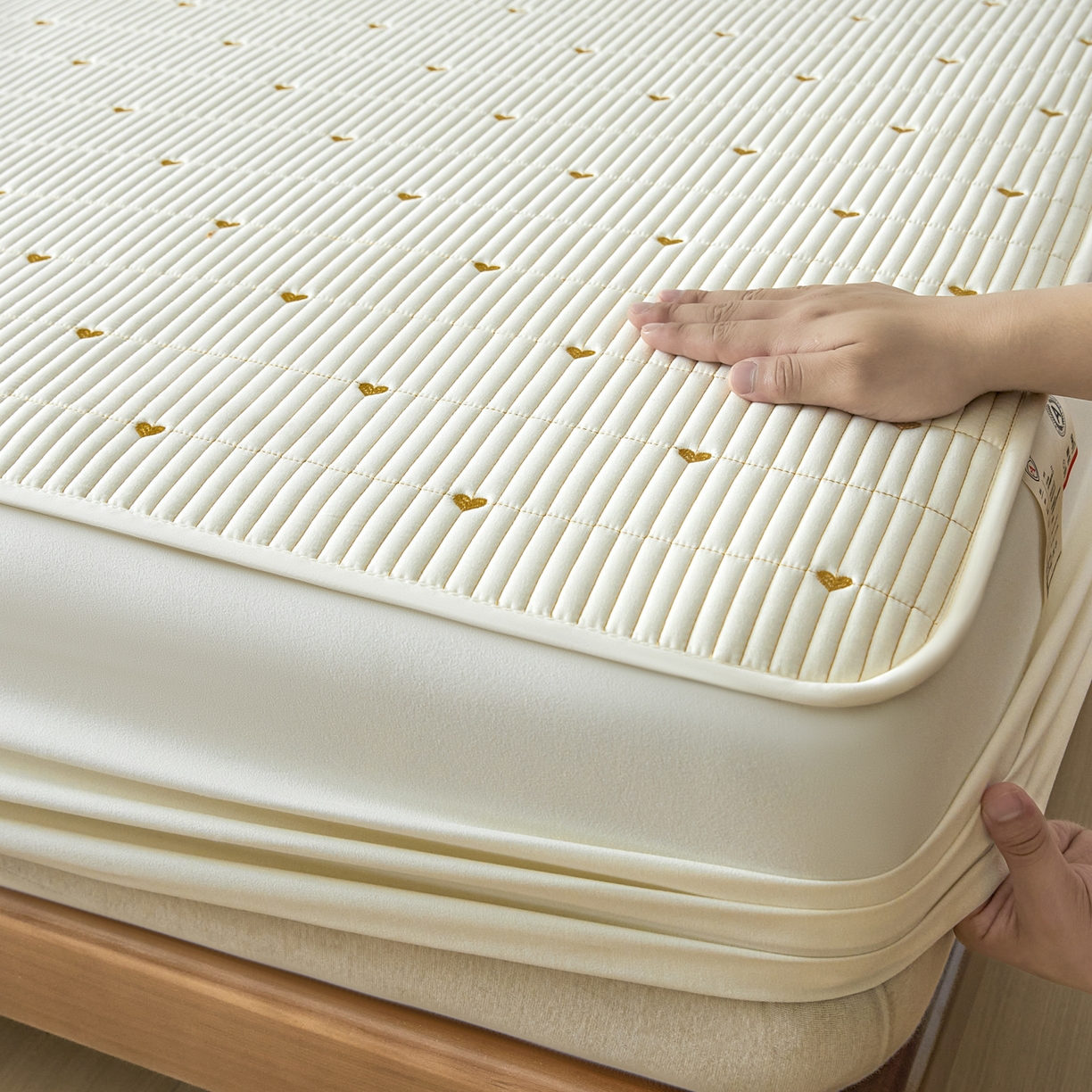 91家纺网 家纺一手货源 找家纺 芬晴家纺 2025新款A类大豆夹棉爱心防水床笠单床笠床笠单件 爱心-米白