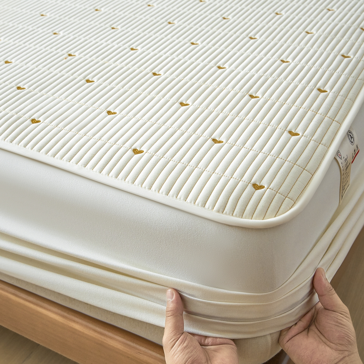 91家纺网 家纺一手货源 找家纺 芬晴家纺 2025新款A类大豆夹棉爱心防水床笠单床笠床笠单件 爱心-米白