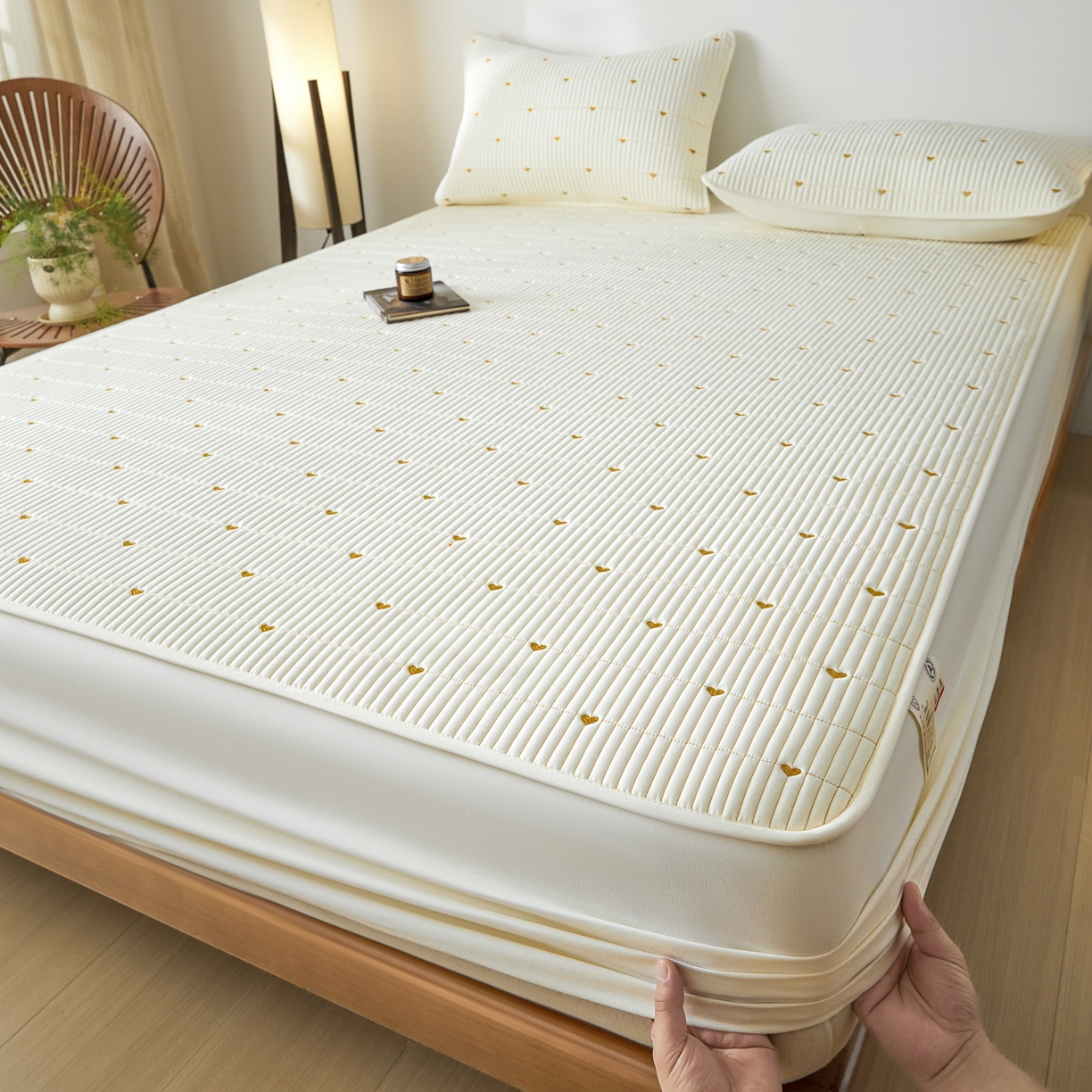 91家纺网 家纺一手货源 找家纺 芬晴家纺 2025新款A类大豆夹棉爱心防水床笠单床笠床笠单件 爱心-米白