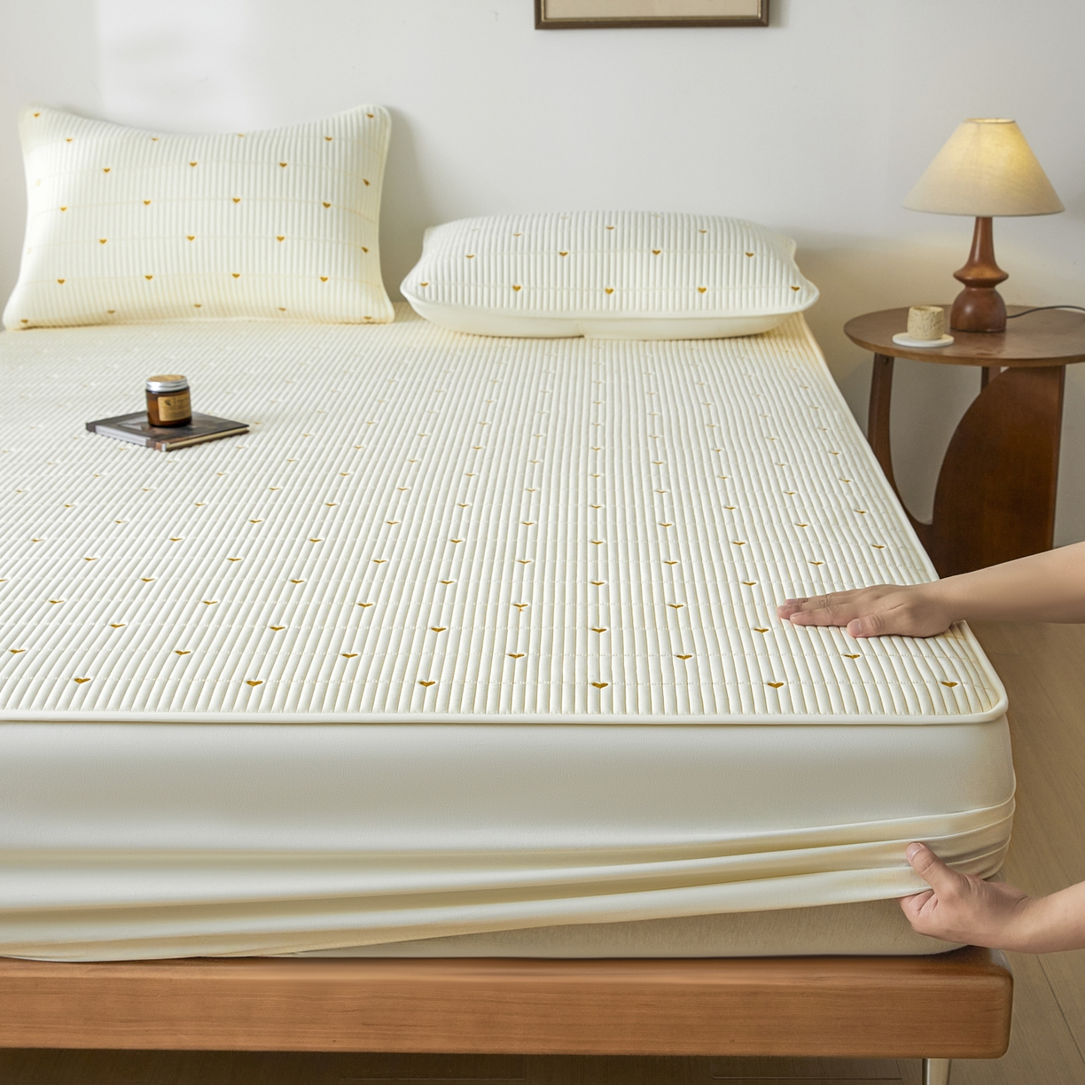 91家纺网 家纺一手货源 找家纺 芬晴家纺 2025新款A类大豆夹棉爱心防水床笠单床笠床笠单件 爱心-米白