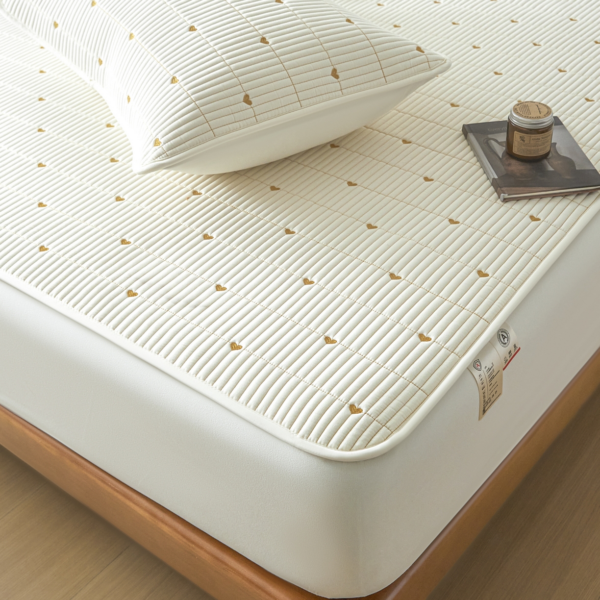 91家纺网 家纺一手货源 找家纺 芬晴家纺 2025新款A类大豆夹棉爱心防水床笠单床笠床笠单件 爱心-米白