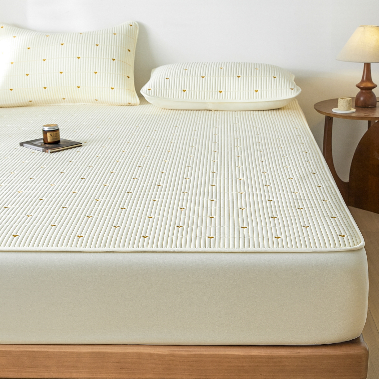 91家纺网 家纺一手货源 找家纺 芬晴家纺 2025新款A类大豆夹棉爱心防水床笠单床笠床笠单件 爱心-米白