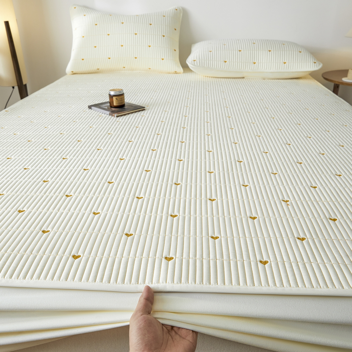 91家纺网 家纺一手货源 找家纺 芬晴家纺 2025新款A类大豆夹棉爱心防水床笠单床笠床笠单件 爱心-米白