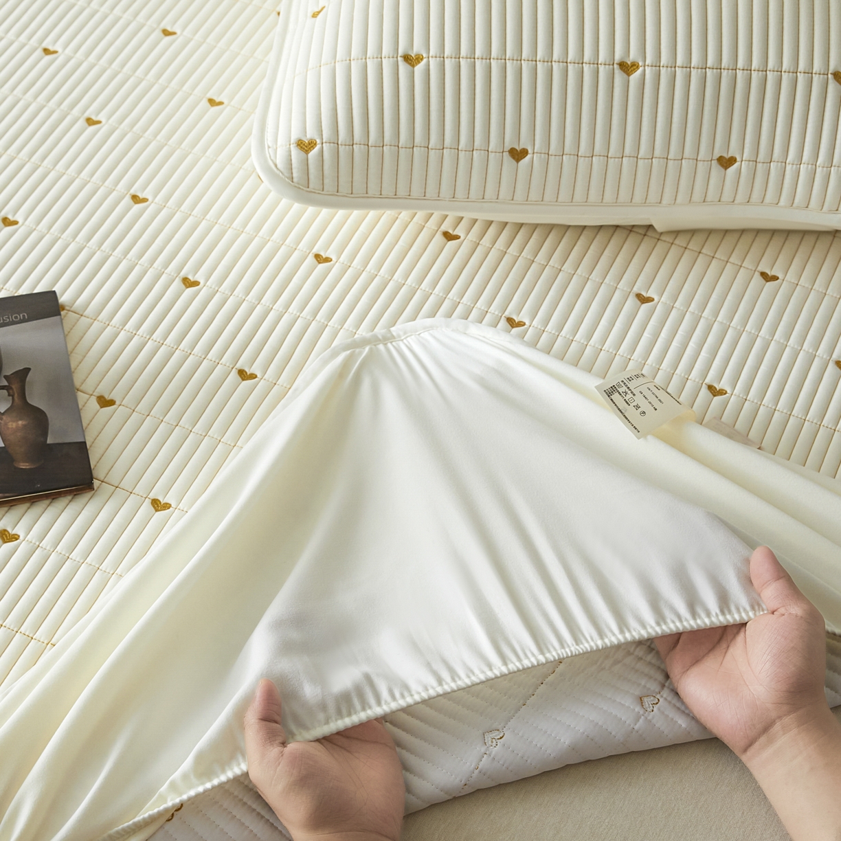 91家纺网 家纺一手货源 找家纺 芬晴家纺 2025新款A类大豆夹棉爱心防水床笠单床笠床笠单件 爱心-米白