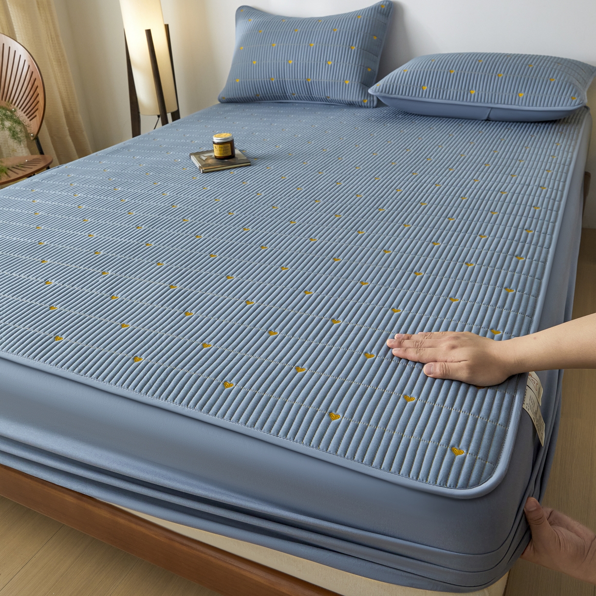 91家纺网 家纺一手货源 找家纺 芬晴家纺 2025新款A类大豆夹棉爱心防水床笠单床笠床笠单件 爱心-雾蓝