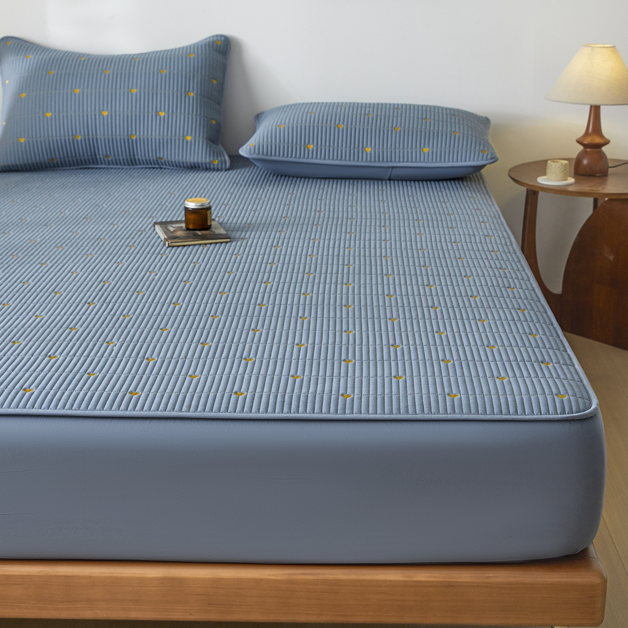 91家纺网 家纺一手货源 找家纺 芬晴家纺 2025新款A类大豆夹棉爱心防水床笠单床笠床笠单件 爱心-雾蓝