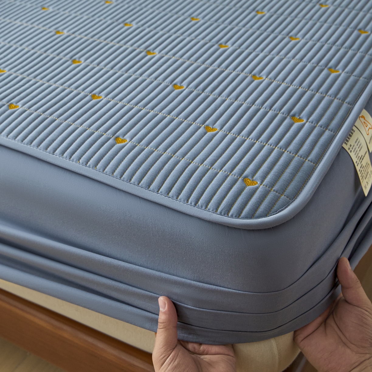 91家纺网 家纺一手货源 找家纺 芬晴家纺 2025新款A类大豆夹棉爱心防水床笠单床笠床笠单件 爱心-雾蓝