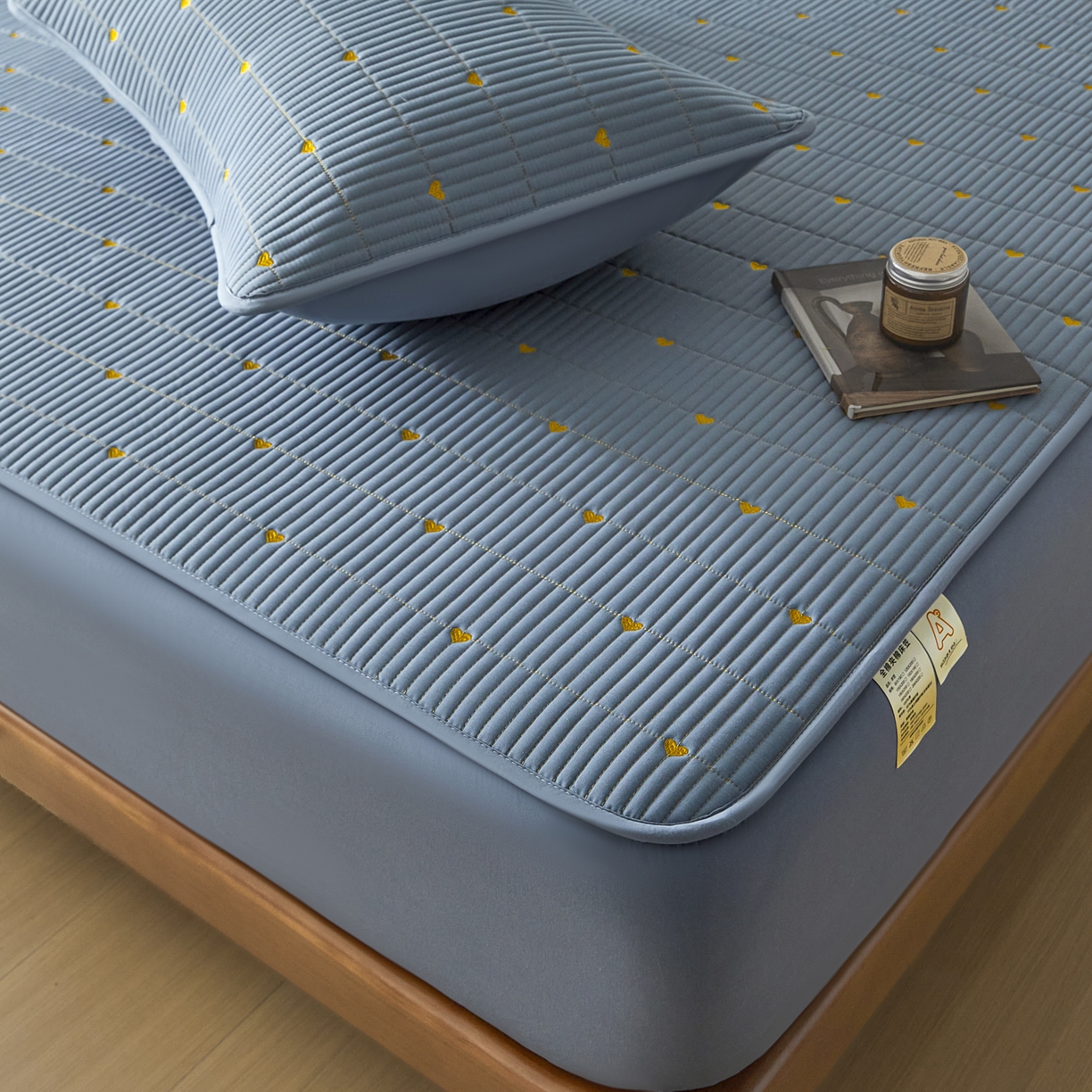 91家纺网 家纺一手货源 找家纺 芬晴家纺 2025新款A类大豆夹棉爱心防水床笠单床笠床笠单件 爱心-雾蓝