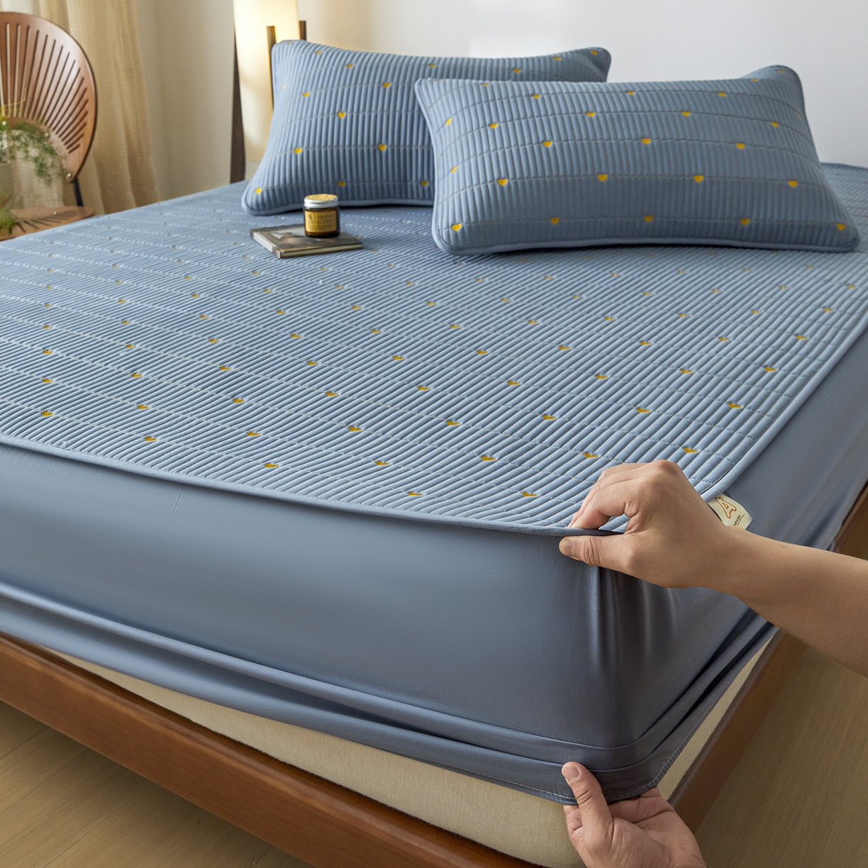 91家纺网 家纺一手货源 找家纺 芬晴家纺 2025新款A类大豆夹棉爱心防水床笠单床笠床笠单件 爱心-雾蓝