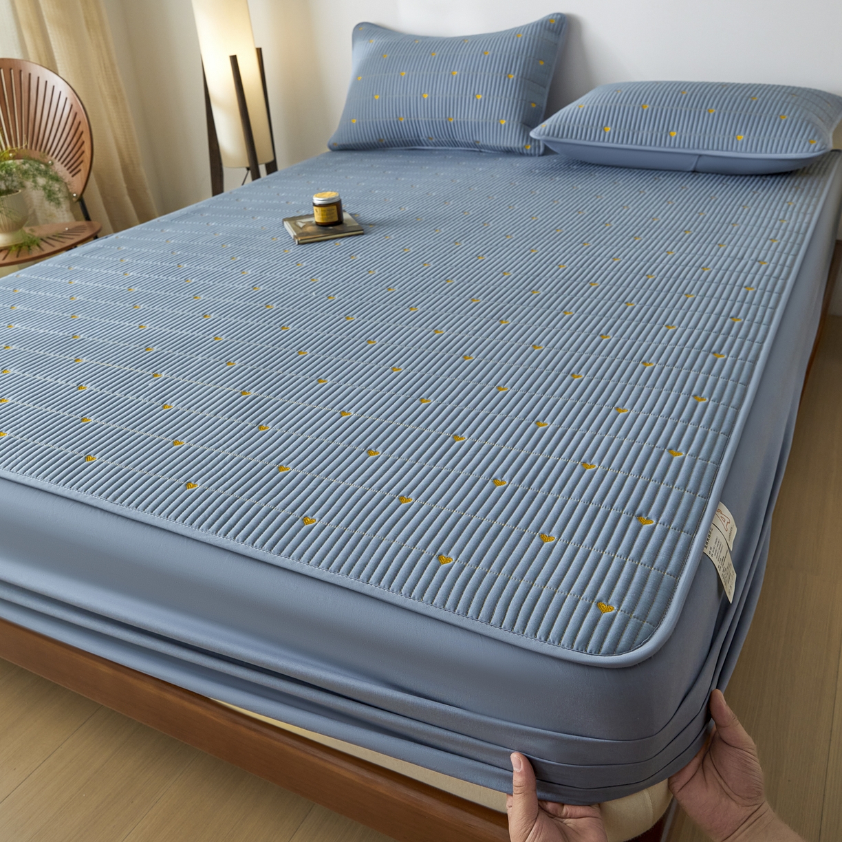 91家纺网 家纺一手货源 找家纺 芬晴家纺 2025新款A类大豆夹棉爱心防水床笠单床笠床笠单件 爱心-雾蓝