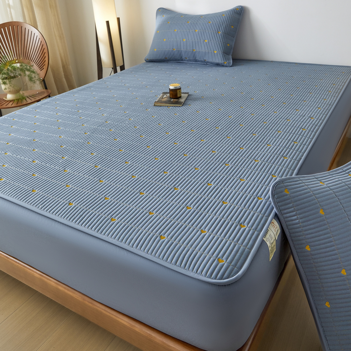 91家纺网 家纺一手货源 找家纺 芬晴家纺 2025新款A类大豆夹棉爱心防水床笠单床笠床笠单件 爱心-雾蓝