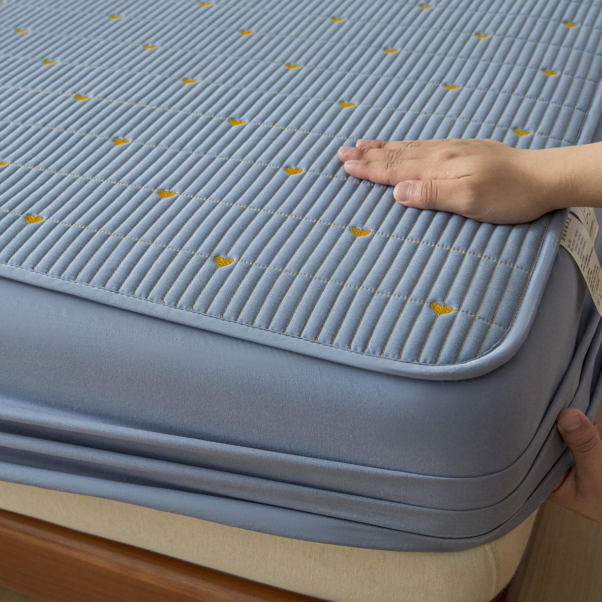 91家纺网 家纺一手货源 找家纺 芬晴家纺 2025新款A类大豆夹棉爱心防水床笠单床笠床笠单件 爱心-雾蓝