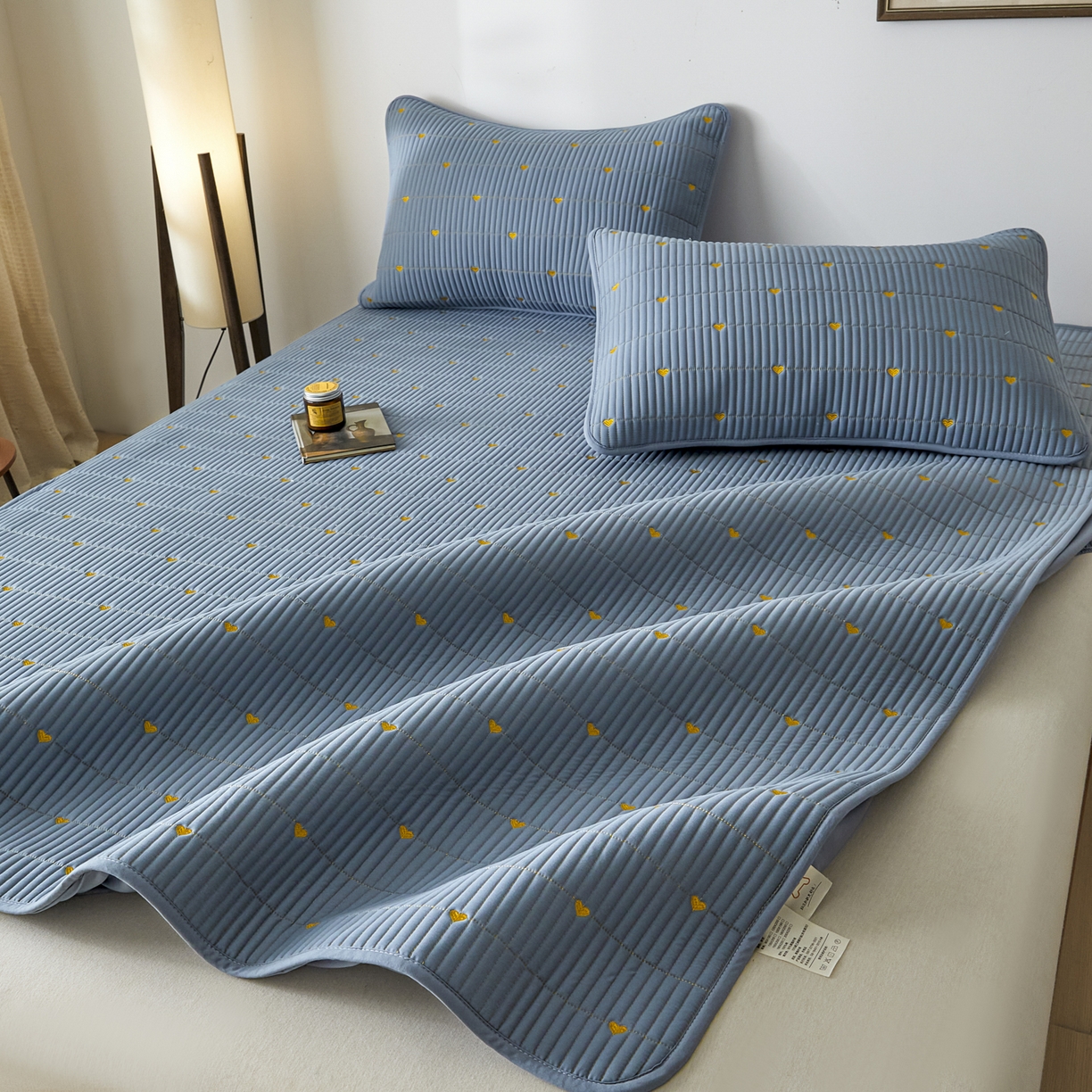 91家纺网 家纺一手货源 找家纺 芬晴家纺 2025新款A类大豆夹棉爱心防水床笠单床笠床笠单件 爱心-雾蓝