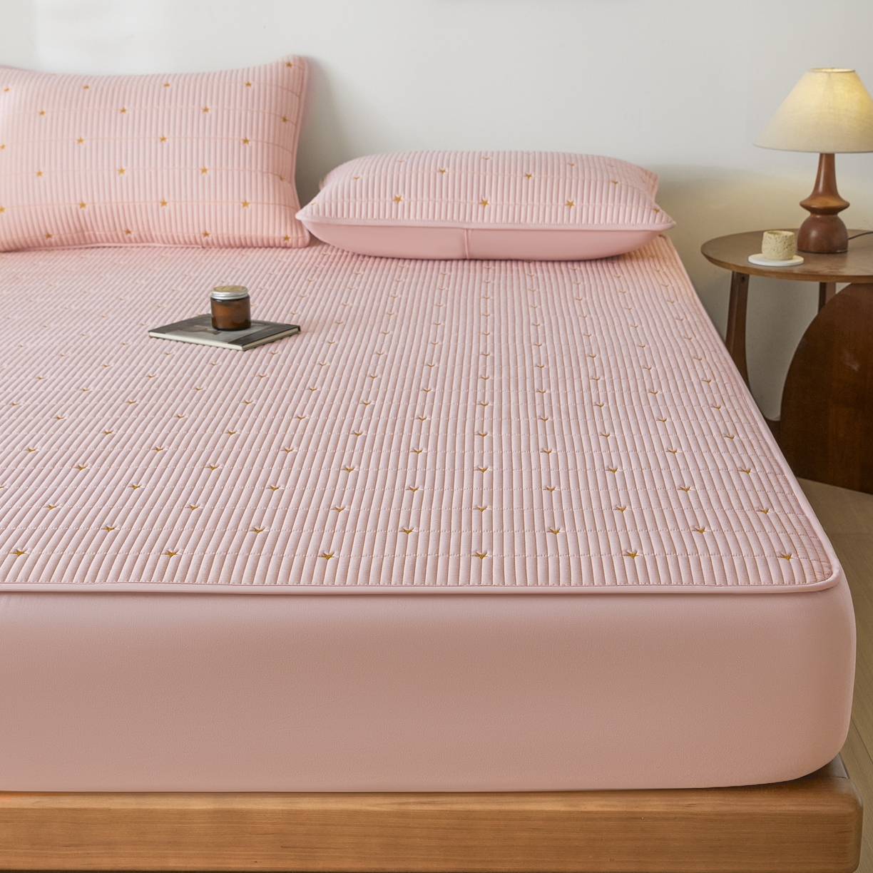 91家纺网 家纺一手货源 找家纺 芬晴家纺 2025新款A类大豆夹棉爱心防水床笠单床笠床笠单件 繁星-豆沙粉