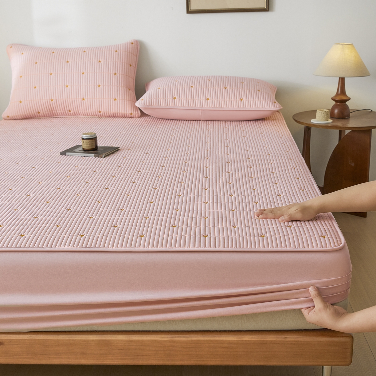 91家纺网 家纺一手货源 找家纺 芬晴家纺 2025新款A类大豆夹棉爱心防水床笠单床笠床笠单件 繁星-豆沙粉