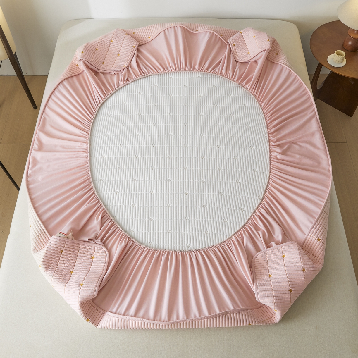 91家纺网 家纺一手货源 找家纺 芬晴家纺 2025新款A类大豆夹棉爱心防水床笠单床笠床笠单件 繁星-豆沙粉