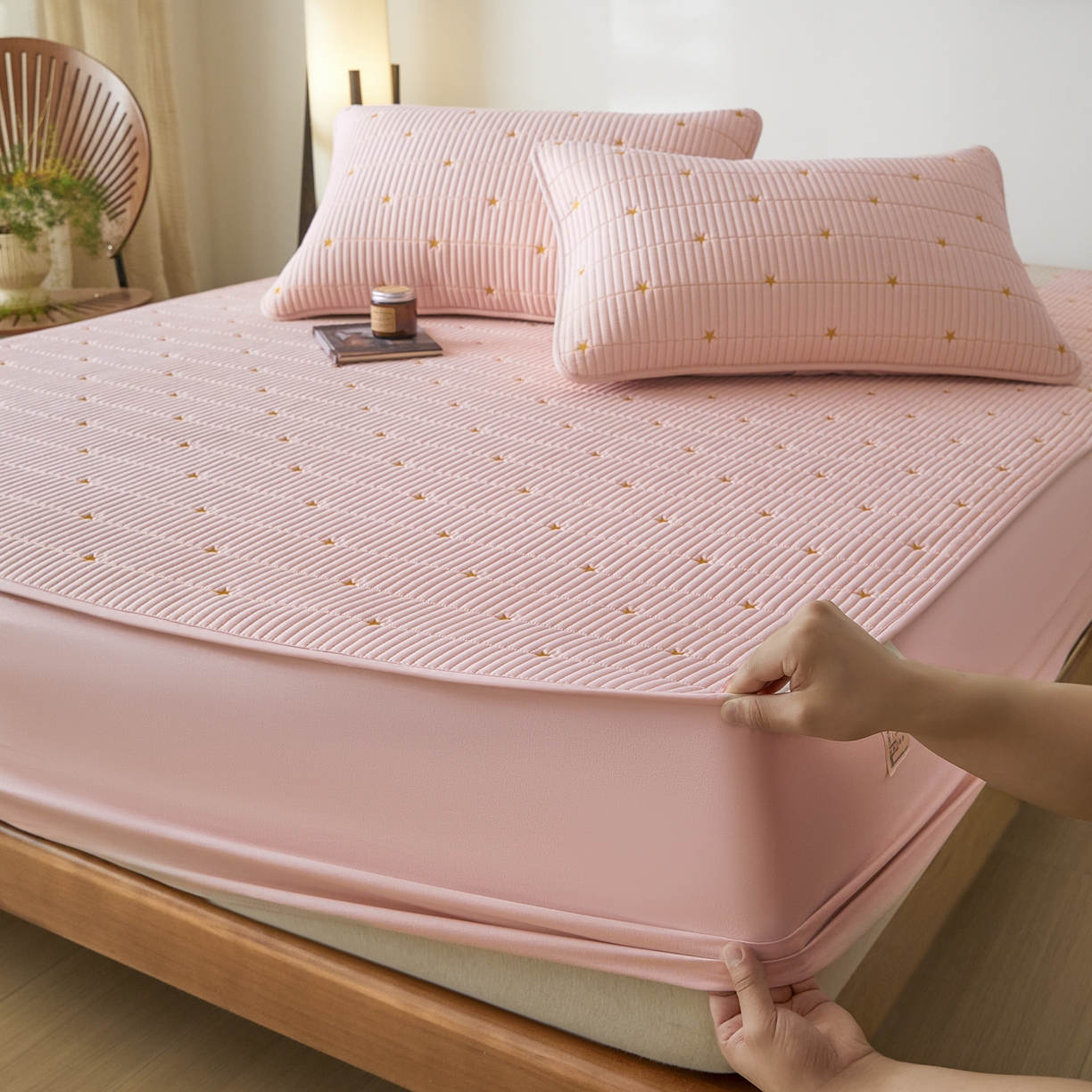 91家纺网 家纺一手货源 找家纺 芬晴家纺 2025新款A类大豆夹棉爱心防水床笠单床笠床笠单件 繁星-豆沙粉