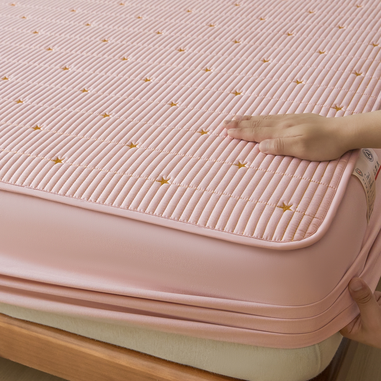 91家纺网 家纺一手货源 找家纺 芬晴家纺 2025新款A类大豆夹棉爱心防水床笠单床笠床笠单件 繁星-豆沙粉