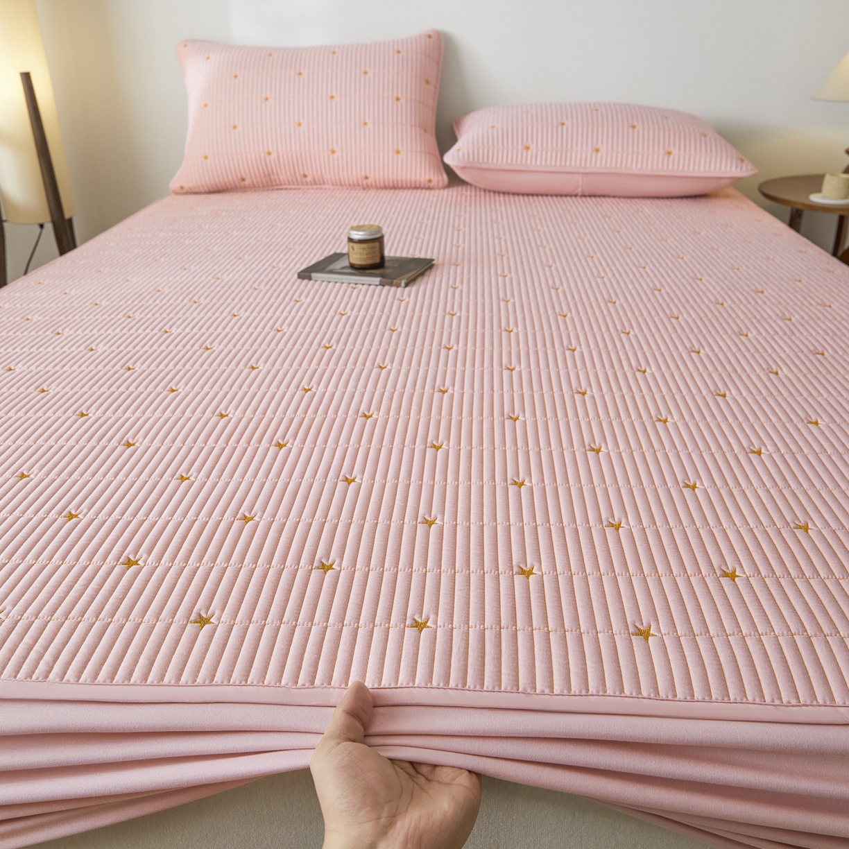 91家纺网 家纺一手货源 找家纺 芬晴家纺 2025新款A类大豆夹棉爱心防水床笠单床笠床笠单件 繁星-豆沙粉