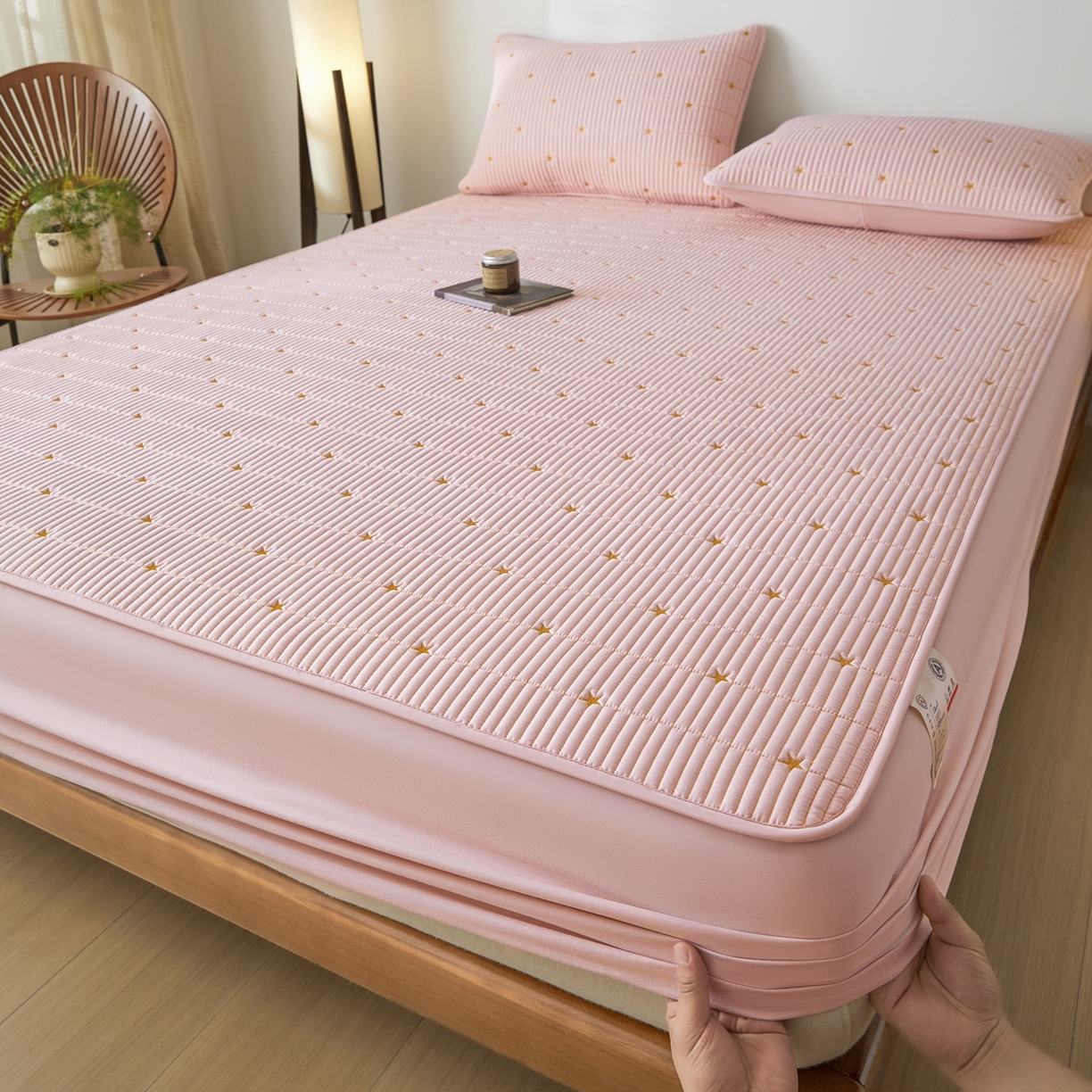 91家纺网 家纺一手货源 找家纺 芬晴家纺 2025新款A类大豆夹棉爱心防水床笠单床笠床笠单件 繁星-豆沙粉