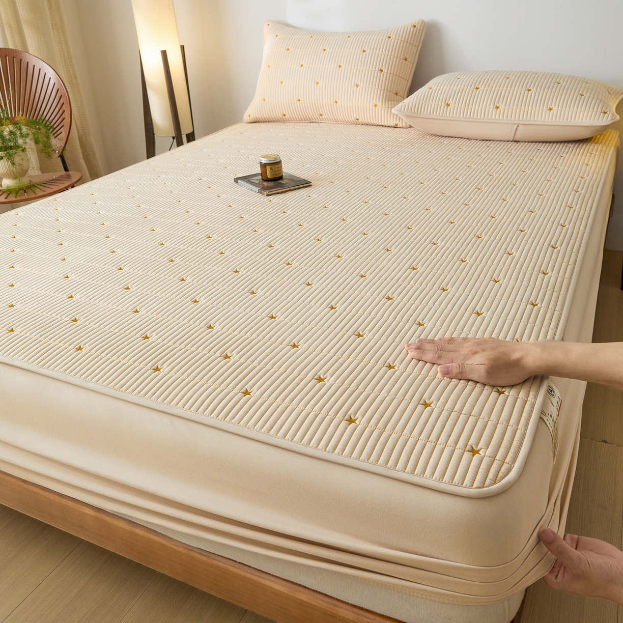 91家纺网 家纺一手货源 找家纺 芬晴家纺 2025新款A类大豆夹棉爱心防水床笠单床笠床笠单件 繁星-卡其