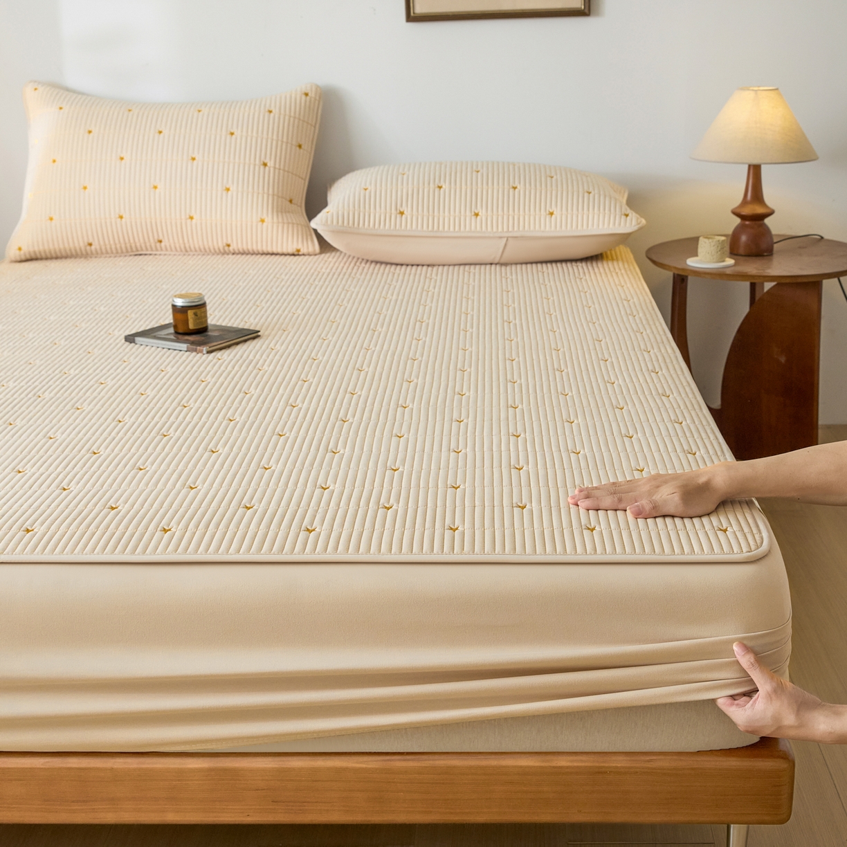 91家纺网 家纺一手货源 找家纺 芬晴家纺 2025新款A类大豆夹棉爱心防水床笠单床笠床笠单件 繁星-卡其